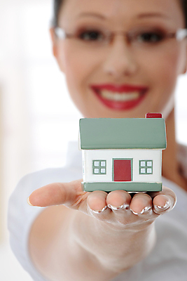 포토 JPG 해외이미지 백인 모델 1 손 여자 행복 컨셉 비즈니스 부동산 새로움 주택 한명 서기 미소 성인 금융 장난감 뷰티 판매 세일 미니어처 저축 흰색 잡기 비즈니스우먼 재산 플랫 구매 건축가 중개인 무역 투자 쇼 보여주기 주인 보험 대출 렌탈 집주인 해외포토 서양인 직업 감정 산업 컬러 모션 표정 사람 건물 신체부위 경제 쇼핑 모형 직장인 파일형식 이미지허브