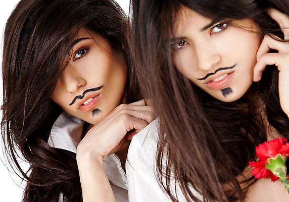 포토 JPG 해외이미지 모델 여자 얼굴 포즈 갈색머리 두명 쌍둥이 콧수염 자매 도발 해외포토 헤어스타일 가족 수염 사람 신체부위 파일형식 이미지허브