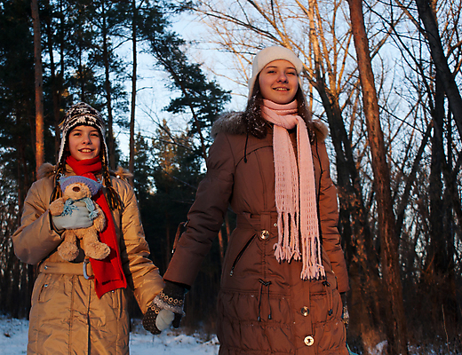 포토 JPG 해외이미지 나무 백인 여자 행복 어린이 장갑 2 겨울 가족 하늘 휴식 사랑 사람 야외 두명 10대 가로 파란색 햇빛 우정 추위 흰색 그룹 자매 사춘기 해외포토 서양인 식물 잡화 계절 감정 컬러 컨셉 관계 청소년 친구 태양 파일형식 이미지허브