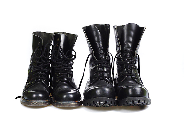 포토 JPG 해외이미지 여행 신발 2 부츠 건강 사람없음 야외 달리기 유행 검은색 산책 쌍 바느질 군용 진흙 육군 단계 양발 옛날 중고 핸드메이드 해외포토 컬러 모션 휴식 군대 파일형식 이미지허브