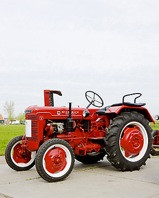 포토 JPG 해외이미지 1 외관 유럽 교통수단 농업 사람없음 야외 빨간색 농장 기계 시골 네덜란드 트랙터 밭일 서유럽 해외포토 나라 산업 컬러 교통 농기계 특수차량 파일형식 이미지허브