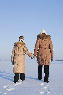 포토 JPG 해외이미지 백인 계절 여자 어린이 겨울 하늘 함께함 사랑 사람 경사 소녀 야외 두명 햇빛 추위 흰색 그룹 발자국 자매 서리 해외포토 서양인 감정 컬러 컨셉 가족 자국 태양 파일형식 이미지허브