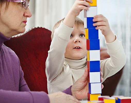포토 JPG 해외이미지 여자 남자 안경 할머니 어린이 가족 놀이 탁자 주택 함께함 실내 관리 사람 앉기 소년 두명 컬러풀 금발 장난감 탑 블록 기쁨 게임 표현 잡기 집중 세대 해외포토 헤어스타일 건축물 잡화 노년 감정 컬러 가구 컨셉 관계 모션 내부 건물 파일형식 이미지허브