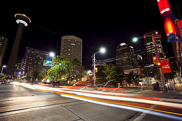 포토 JPG 해외이미지 도로 캐나다 야경 가로등 자동차 사람없음 야외 건물 도시풍경 고층빌딩 도시 장노출 앨버타 해외포토 건축물 공공시설 길 육상교통 북아메리카 교통시설 촬영기법 풍경 빌딩 야간 파일형식 풍경_경치 이미지허브