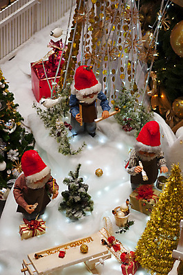 포토 JPG 해외이미지 나무 인형 크리스마스 휴가 수염 요정 사람없음 장식 빨간색 조각상 축제 미니어처 축하 작음 침엽수 난쟁이 캡모자 해외포토 식물 모자_잡화 기념일 컬러 컨셉 조형물 모형 크기 파일형식 이미지허브