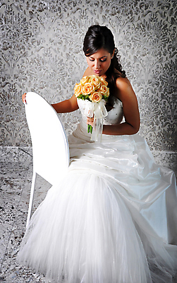 포토 JPG 해외이미지 응시 시선 드레스 여자 꽃 벽 꽃다발 결혼 신혼부부 결혼식 갈색머리 사랑 한명 옆모습 수확 흰색 잡기 가운 섬광 해외포토 식물 1 헤어스타일 부부 옷 감정 뷰포인트 컬러 농업 모션 사람 이벤트 신혼 파일형식 이미지허브