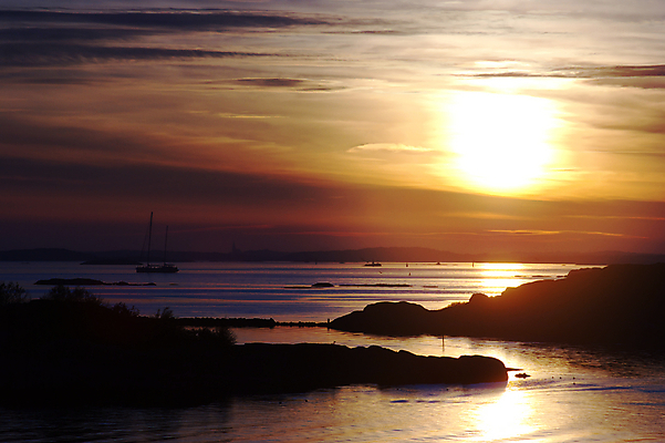 포토 JPG 해외이미지 바다 분홍색 섬 자연 조류 하늘 오리 스웨덴 사람없음 가로 물 파란색 빛 컬러풀 태양 노란색 보라색 황혼 일몰 새벽 광선 흰색 보트 저녁 해외포토 자연요소 동물 컬러 배_교통 북유럽 노을 야간 생태계 파일형식 이미지허브