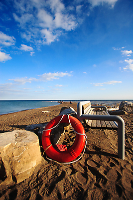 포토 JPG 해외이미지 호수 밧줄 모래 파도 바다 벤치 하늘 경비 안전 사람없음 물 파란색 수영 벨트 긴급 반지 만 원형 보트 구출 보안 부표 보험 sos 구명용품 안전요원 잔물결 재앙 헬프 생존 해외포토 자연요소 도형 잡화 물결 줄 컬러 배_교통 의자 장신구 수상스포츠 도움 보호 안전장비 구조요청 파일형식 이미지허브