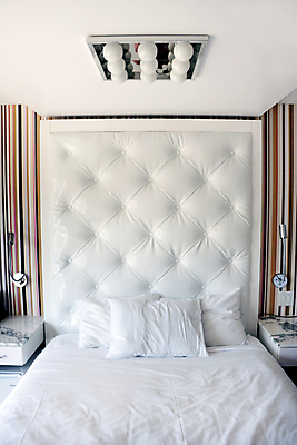 포토 JPG 해외이미지 디자인 여행 가구 베개 침구 호텔 휴식 주택 실내 사람없음 내부 장식 빛 침실 방 침대 램프 잠 시트 여관 해외포토 생활용품 컨셉 숙소 조명 건물 파일형식 이미지허브