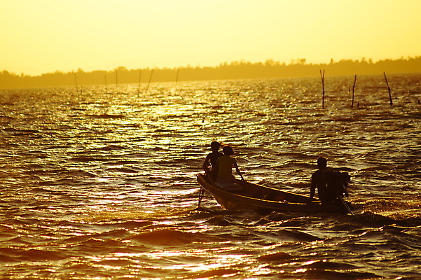 포토 JPG 해외이미지 모래 바다 여행 사람없음 여름 빛 컬러풀 태양 보트 해외포토 자연요소 계절 컬러 배_교통 파일형식 이미지허브