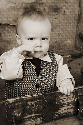 포토 JPG 해외이미지 백인 모델 응시 남자 아들 어린이 백그라운드 넥타이 실내 건강 한명 사람 앉기 소년 목재 세로 청춘 거품 골동품 청바지 표현 아기 달콤 작음 고민 걸음마 궤 심각 해외포토 서양인 나무 1 시선 잡화 감정 컨셉 재료 바지 가족 모션 내부 맛 크기 파일형식 이미지허브