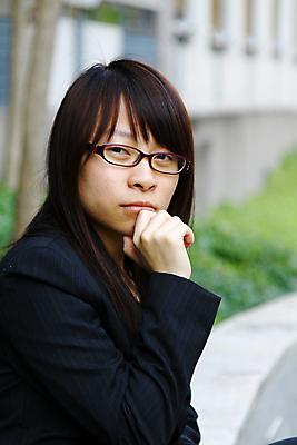 포토 JPG 해외이미지 직업 1 라이프스타일 응시 옷 여자 안경 얼굴 백그라운드 생각 비즈니스 사업가 성공 노동자 건강 한명 미소 사람 앉기 정장 성인 야외 건물 사무실 펜 표현 잡기 도시 비즈니스우먼 스마트 명상 경영 배려 지능 혼자 해외포토 건축물 시선 잡화 컨셉 모션 표정 생활 신체부위 필기구 직장인 파일형식 이미지허브