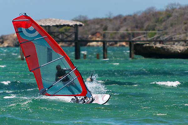 포토 JPG 해외이미지 주간 스포츠 파도 바다 섬 한명 성인 야외 앞모습 윈드서핑 수상스포츠 잡기 서핑 서퍼 성인한명만 해외포토 자연요소 1 뷰포인트 모션 운동선수 사람 성인만 파일형식 이미지허브