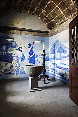 포토 JPG 해외이미지 전통 기독교 종교 벽 백그라운드 십자가 건축양식 실내 사람없음 내부 장식 세로 파란색 빛 교회 문 천주교 기도 도자기 의식 영혼 역사 포르투갈 타일 촛대 신성 성체 세례 신앙심 해외포토 건축 유럽 컬러 종교건축 건물 파일형식 이미지허브