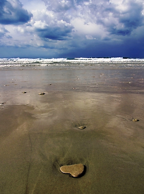 포토 JPG 해외이미지 모래 파도 바다 여행 백그라운드 컨셉 하늘 휴가 건강 사람없음 야외 물 파란색 빛 햇빛 태양 뷰티 화목 일몰 젖음 흰색 하트 심볼 천국 내추럴 수평선 해외포토 자연요소 모양 컬러 노을 파일형식 이미지허브