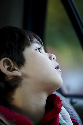 포토 JPG 해외이미지 1 남자 어린이 창문 자동차 태국 실내 한명 앉기 동양인 평화 슬픔 기다림 혼자 혼혈 해외포토 감정 아시아 육상교통 컨셉 모션 사람 인종 내부 다문화 파일형식 이미지허브