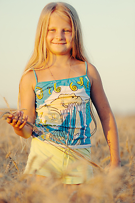 포토 JPG 해외이미지 식물 백인 1 여자 행복 어린이 밭 자연 하늘 휴식 건강 한명 미소 웃음 사람 풍경 소녀 잔디 초원 야외 여름 농작물 청춘 금발 햇빛 뷰티 노란색 맑음 일몰 기쁨 수확 흰색 표현 황금 작음 땅 밀 유일 해외포토 서양인 헤어스타일 계절 감정 컬러 컨셉 농업 날씨 곡류 표정 태양 노을 크기 생태계 파일형식 이미지허브