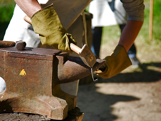 포토 JPG 해외이미지 모양 직업 전통 산업 기술 집게 숙이기 사람없음 금속 힘 공구 녹음 잡기 뜨거움 행운 망치 철 백열등 팔 장인 수공예 대장장이 옛날 철강 편자 화상 해외포토 포즈 컨셉 모션 재질 조명 신체부위 도구 기록 상처 공예 말발굽 파일형식 이미지허브