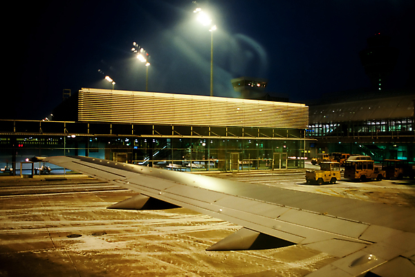 포토 JPG 해외이미지 외관 여행 날개 건축양식 교통시설 유리 휴가 독일 사람없음 건물 공항 야간 항공 제트기 엔진 대패 뮌헨 터미널 바이에른 해외포토 자연요소 건축물 건축 유럽 교통 재질 비행기 시설 파일형식 이미지허브