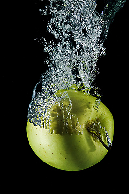 포토 JPG 해외이미지 음료 음식 백그라운드 컨셉 과일 자국 모션 자연 표면 아이디어 건강 미술 사람없음 초록색 물 검은색 거품 흐름 신선 액체 고가도로 떨어짐 사과 시원함 속도 상쾌 유기농 질감 날것 가스 충격 내추럴 고립 단절 토닉 스플래쉬 해외포토 자연요소 웰빙 감정 컬러 문화예술 고속도로 생태계 파일형식 이미지허브