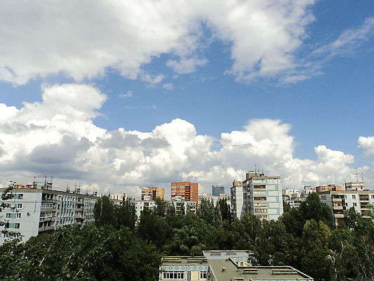 포토 JPG 해외이미지 나무 구름 하늘 지붕 주택 파노라마 풍경 사람없음 건물 여름 파란색 흰색 도시 러시아 타운 타입 해외포토 자연요소 식물 건축물 계절 유럽 컬러 촬영기법 파일형식 이미지허브
