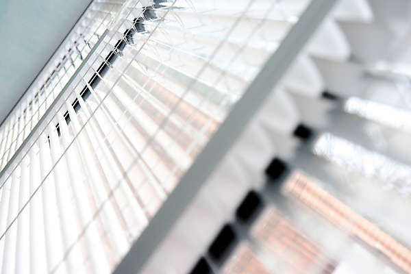 포토 JPG 해외이미지 디자인 백그라운드 패턴 부분 창문 추상 주택 실내 그림자 사람없음 내부 옆모습 장식 가로 빛 사무실 햇빛 줄무늬 방 흰색 블라인드 커튼 오픈 고독 그늘 플라스틱 질감 줄서기 해외포토 감정 뷰포인트 컬러 무늬 비즈니스 모션 재질 건물 태양 파일형식 이미지허브