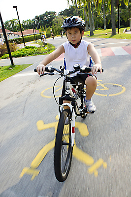 포토 JPG 해외이미지 라이프스타일 아들 어린이 스포츠 장난 놀이 한국 건강 한명 안전 사람 동양인 소년 야외 운동 일본 자전거 중국 놀람 경쟁 표현 레이싱 승차 헬멧 연습 속도 과속 초보 해외포토 1 남자 감정 아시아 컨셉 가족 모션 표정 인종 시합 생활 바이크 보호장비 파일형식 이미지허브