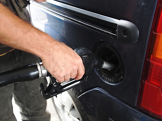 포토 JPG 해외이미지 주간 남자 자동차 한명 들기 성인 야외 옆모습 하반신 잡기 주유기 주유소 넣기 주유구 성인남자한명만 주유건 해외포토 자연요소 1 육상교통 뷰포인트 모션 사람 기계 주유 남자한명만 성인남자만 파일형식 이미지허브