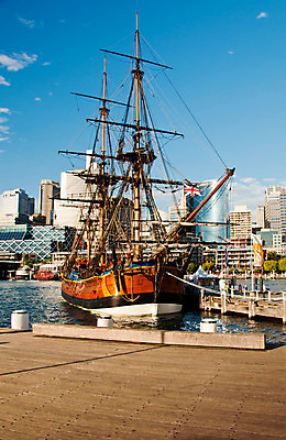 포토 JPG 해외이미지 바다 요트 교통시설 항해 사람없음 목재 물 수확 골동품 보트 역사 함선 네비게이션 옛날 해외포토 자연요소 나무 교통 농업 배_교통 재료 시설 파일형식 이미지허브