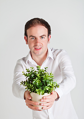 포토 JPG 해외이미지 식물 1 남자 꽃 행복 여유 관리 한명 미소 사람 성인 장식 초록색 흰색 잡기 냄비 오브젝트 주기 해외포토 감정 컬러 모션 표정 솥 파일형식 이미지허브