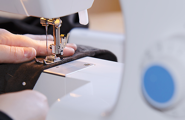 포토 JPG 해외이미지 손 디자인 옷 산업 창조 사람없음 금속 장비 직물 업무 실 수리 바느질 묘사 땀 날카로움 재단사 솜씨 해외포토 직업 재질 신체부위 작업 파일형식 이미지허브