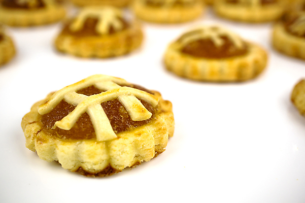 포토 JPG 해외이미지 전통 음식 백그라운드 디저트 새해 주택 기념 따뜻함 요리 동양인 사람없음 갈색 쿠키 축제 중국 빵집 흰색 축하 대접 신선 원형 황금 달콤 맛 설탕 굽기 파인애플 서빙 정리 버터 충동구매 구식 타르트 핸드메이드 맛있는 안락 해외포토 도형 아시아 빵 컬러 컨셉 과일 인종 건물 쇼핑 상점 구이 열대과일 파이_빵 과소비 파일형식 이미지허브