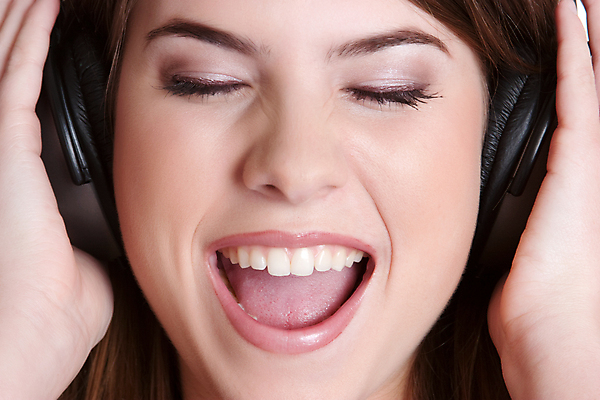 포토 JPG 해외이미지 여자 행복 문화 얼굴 음악 이어폰 노래 한명 미소 사람 20대 성인 10대 청춘 뷰티 머리 유행 헤드폰 기쁨 듣기 오픈 입 치아 전화기 해외포토 1 감정 음향기기 컨셉 모션 청소년 문화예술 표정 청년 신체부위 소화기관 파일형식 이미지허브