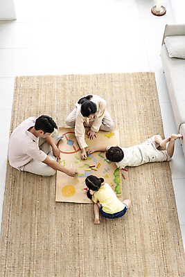 포토 JPG 전신 여자 남자 딸 행복 종이 아들 어린이 엎드리기 거실 가족 엄마 함께함 실내 앉기 소녀 소년 여러명 성인 뒷모습 30대 소파 하이앵글 자연보호 그린캠페인 한국인 그리기 아빠 그림 에코 도화지 에코라이프 둘러앉은 국내포토 라이프스타일 감정 캠페인 뷰포인트 다수 컨셉 의자 관계 모션 자연 사람 동양인 내부 장년 환경 보호 파일형식