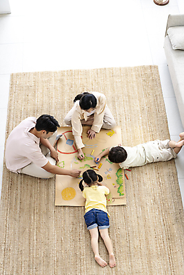 포토 JPG 전신 여자 남자 딸 행복 종이 아들 어린이 엎드리기 거실 가족 엄마 함께함 실내 앉기 소녀 소년 여러명 성인 뒷모습 30대 소파 하이앵글 자연보호 그린캠페인 한국인 그리기 아빠 그림 에코 도화지 에코라이프 둘러앉은 국내포토 라이프스타일 감정 캠페인 뷰포인트 다수 컨셉 의자 관계 모션 자연 사람 동양인 내부 장년 환경 보호 파일형식