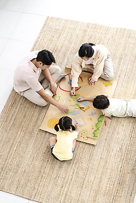 포토 JPG 전신 여자 남자 딸 행복 종이 아들 어린이 엎드리기 거실 가족 엄마 함께함 실내 앉기 소녀 소년 여러명 상반신 성인 뒷모습 30대 소파 하이앵글 자연보호 그린캠페인 한국인 그리기 아빠 그림 에코 도화지 에코라이프 둘러앉은 국내포토 라이프스타일 감정 캠페인 뷰포인트 다수 컨셉 의자 관계 모션 자연 사람 동양인 내부 장년 환경 보호 파일형식