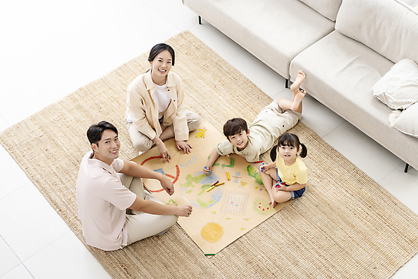 포토 JPG 전신 응시 여자 남자 딸 행복 종이 아들 어린이 엎드리기 거실 가족 엄마 함께함 실내 미소 앉기 소녀 소년 여러명 성인 앞모습 옆모습 뒷모습 30대 소파 하이앵글 자연보호 그린캠페인 한국인 올려보기 그리기 아빠 그림 에코 도화지 에코라이프 둘러앉은 국내포토 라이프스타일 시선 감정 캠페인 뷰포인트 다수 컨셉 의자 관계 모션 자연 표정 사람 동양인 내부 장년 환경 보호 파일형식