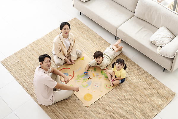 포토 JPG 전신 응시 여자 남자 딸 행복 종이 아들 어린이 엎드리기 거실 가족 엄마 함께함 실내 미소 앉기 소녀 소년 여러명 성인 앞모습 옆모습 뒷모습 30대 소파 하이앵글 자연보호 그린캠페인 한국인 올려보기 그리기 아빠 그림 에코 도화지 에코라이프 둘러앉은 국내포토 라이프스타일 시선 감정 캠페인 뷰포인트 다수 컨셉 의자 관계 모션 자연 표정 사람 동양인 내부 장년 환경 보호 파일형식