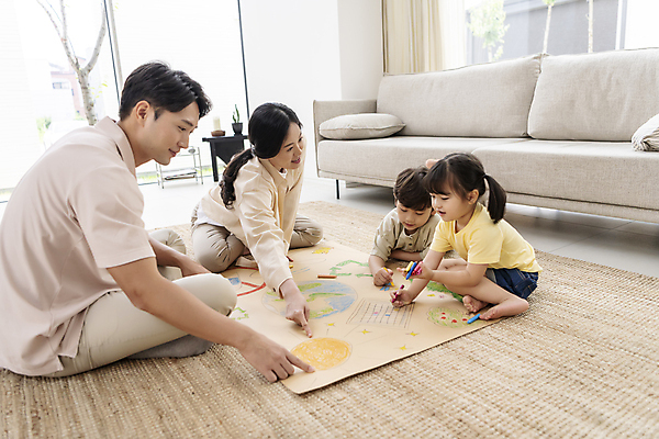 포토 JPG 전신 여자 남자 딸 행복 종이 아들 어린이 거실 가족 엄마 함께함 실내 미소 앉기 소녀 소년 여러명 상반신 성인 앞모습 옆모습 30대 소파 자연보호 그린캠페인 한국인 가리킴 그리기 아빠 그림 에코 도화지 에코라이프 둘러앉은 국내포토 라이프스타일 감정 캠페인 뷰포인트 다수 컨셉 의자 관계 모션 자연 표정 사람 동양인 손짓 내부 장년 환경 보호 파일형식