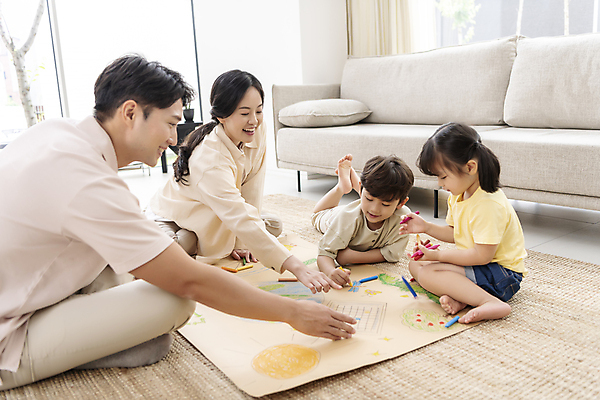 포토 JPG 전신 여자 남자 딸 행복 종이 아들 어린이 엎드리기 거실 가족 엄마 함께함 실내 미소 앉기 소녀 소년 여러명 성인 앞모습 옆모습 30대 소파 자연보호 그린캠페인 한국인 가리킴 그리기 아빠 그림 에코 도화지 에코라이프 둘러앉은 국내포토 라이프스타일 감정 캠페인 뷰포인트 다수 컨셉 의자 관계 모션 자연 표정 사람 동양인 손짓 내부 장년 환경 보호 파일형식