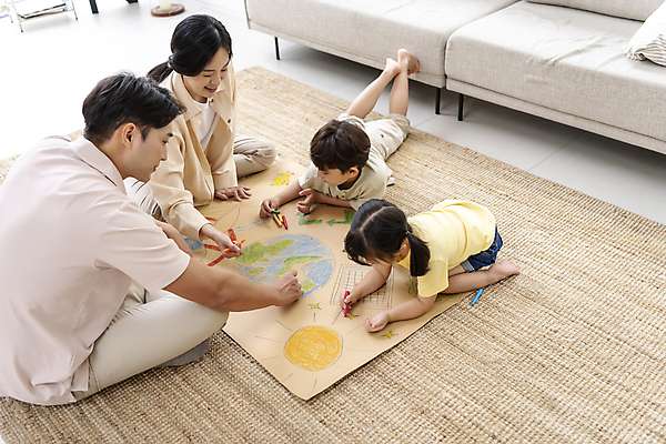 포토 JPG 전신 여자 남자 딸 행복 종이 아들 어린이 엎드리기 거실 가족 엄마 함께함 실내 미소 앉기 소녀 소년 여러명 성인 앞모습 뒷모습 30대 소파 자연보호 그린캠페인 한국인 그리기 아빠 그림 에코 도화지 에코라이프 둘러앉은 국내포토 라이프스타일 감정 캠페인 뷰포인트 다수 컨셉 의자 관계 모션 자연 표정 사람 동양인 내부 장년 환경 보호 파일형식