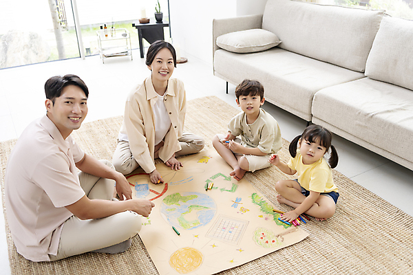 포토 JPG 전신 응시 여자 남자 딸 행복 종이 아들 어린이 거실 가족 엄마 함께함 실내 미소 앉기 소녀 소년 여러명 성인 앞모습 옆모습 30대 소파 하이앵글 자연보호 그린캠페인 한국인 아빠 그림 에코 도화지 에코라이프 둘러앉은 국내포토 라이프스타일 시선 감정 캠페인 뷰포인트 다수 컨셉 의자 관계 모션 자연 표정 사람 동양인 내부 장년 환경 보호 파일형식