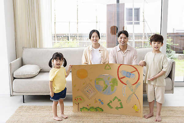 포토 JPG 전신 응시 여자 남자 딸 행복 아들 어린이 거실 가족 엄마 함께함 실내 서기 미소 앉기 소녀 소년 여러명 상반신 성인 앞모습 30대 소파 하이앵글 자연보호 그린캠페인 한국인 잡기 아빠 완료 그림 에코 도화지 보여주기 에코라이프 국내포토 라이프스타일 시선 감정 종이 캠페인 뷰포인트 다수 컨셉 의자 관계 모션 자연 표정 사람 동양인 내부 장년 환경 보호 파일형식