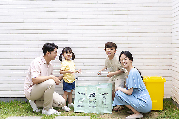 포토 JPG 주간 전신 응시 여자 남자 딸 행복 아들 어린이 가족 엄마 함께함 서기 미소 들기 소녀 소년 여러명 성인 야외 앞모습 옆모습 30대 자연보호 그린캠페인 한국인 아빠 분리수거 페트병 에코라이프 웅크림 분리수거함 분리배출 국내포토 자연요소 라이프스타일 시선 감정 캠페인 뷰포인트 다수 컨셉 관계 모션 자연 표정 사람 동양인 장년 보호 에코 수거함 병_담는 파일형식
