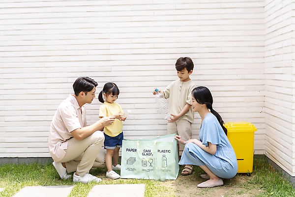 포토 JPG 주간 전신 응시 여자 남자 딸 행복 아들 어린이 가족 엄마 함께함 서기 미소 들기 소녀 소년 여러명 성인 야외 앞모습 옆모습 30대 하이앵글 자연보호 그린캠페인 한국인 아빠 분리수거 페트병 에코라이프 웅크림 분리수거함 분리배출 국내포토 자연요소 라이프스타일 시선 감정 캠페인 뷰포인트 다수 컨셉 관계 모션 자연 표정 사람 동양인 장년 보호 에코 수거함 병_담는 파일형식