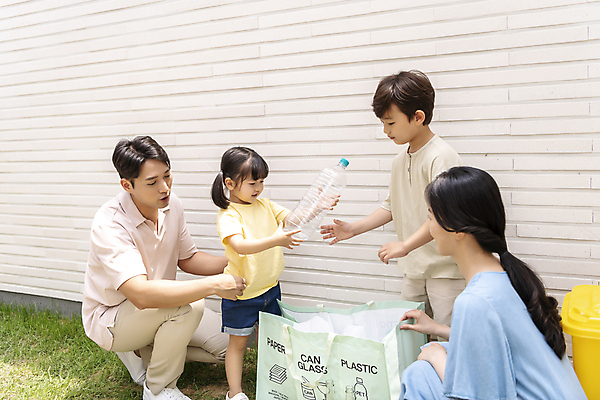 포토 JPG 주간 전신 응시 여자 남자 딸 행복 아들 어린이 가족 엄마 함께함 서기 들기 소녀 소년 여러명 상반신 성인 야외 옆모습 30대 하이앵글 자연보호 그린캠페인 한국인 아빠 분리수거 페트병 에코라이프 웅크림 분리수거함 분리배출 국내포토 자연요소 라이프스타일 시선 감정 캠페인 뷰포인트 다수 컨셉 관계 모션 자연 사람 동양인 장년 보호 에코 수거함 병_담는 파일형식