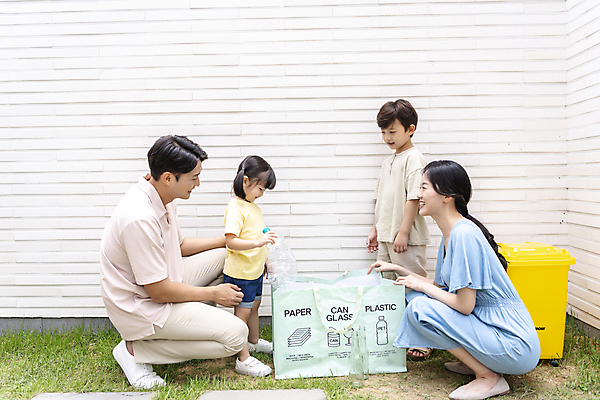 포토 JPG 주간 전신 응시 여자 남자 딸 행복 아들 어린이 가족 엄마 함께함 서기 미소 들기 소녀 소년 여러명 성인 야외 옆모습 30대 자연보호 그린캠페인 한국인 아빠 분리수거 페트병 에코라이프 웅크림 분리수거함 분리배출 국내포토 자연요소 라이프스타일 시선 감정 캠페인 뷰포인트 다수 컨셉 관계 모션 자연 표정 사람 동양인 장년 보호 에코 수거함 병_담는 파일형식
