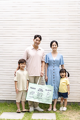 포토 JPG 주간 전신 응시 여자 남자 딸 행복 아들 어린이 가족 엄마 함께함 서기 미소 들기 소녀 소년 여러명 성인 야외 앞모습 30대 자연보호 그린캠페인 한국인 아빠 분리수거 에코라이프 분리수거함 분리배출 어깨에손 국내포토 자연요소 라이프스타일 시선 감정 캠페인 뷰포인트 다수 컨셉 관계 모션 자연 표정 사람 동양인 장년 보호 에코 수거함 파일형식
