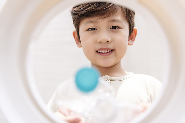 포토 JPG 주간 응시 남자 행복 어린이 한명 근접촬영 소년 상반신 야외 앞모습 자연보호 그린캠페인 한국인 소프트포커스 버리기 분리수거 에코라이프 분리배출 소년한명만 국내포토 자연요소 1 라이프스타일 시선 감정 캠페인 뷰포인트 모션 자연 촬영기법 사람 동양인 보호 에코 남자한명만 소년만 파일형식