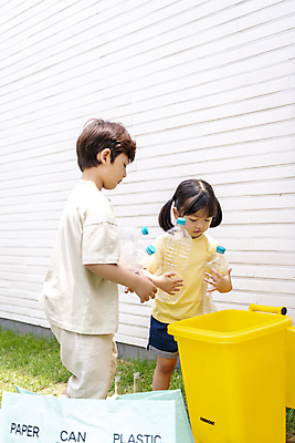 포토 JPG 주간 응시 여자 남자 행복 어린이 가족 함께함 남매 들기 소녀 소년 상반신 야외 두명 앞모습 옆모습 자연보호 그린캠페인 한국인 분리수거 여동생 페트병 에코라이프 분리수거함 분리배출 오빠 어린이만 국내포토 자연요소 라이프스타일 시선 감정 캠페인 뷰포인트 컨셉 관계 모션 자연 사람 동양인 보호 에코 동생 수거함 병_담는 파일형식